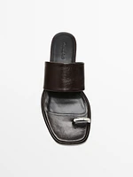 Sandales plates en cuir avec bague