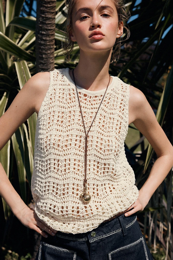 TOP EN MAILLE POINTELLE