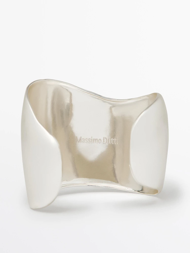 Wide rounded bracelet