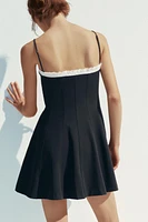 ROBE À BRETELLES VOLANTS AVEC LACET
