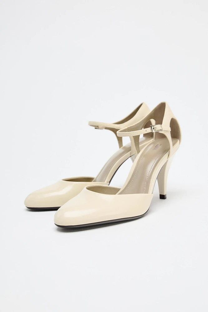 HEELED PUMP WITH STRAP