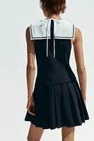ROBE COURTE À PLIS PLATS