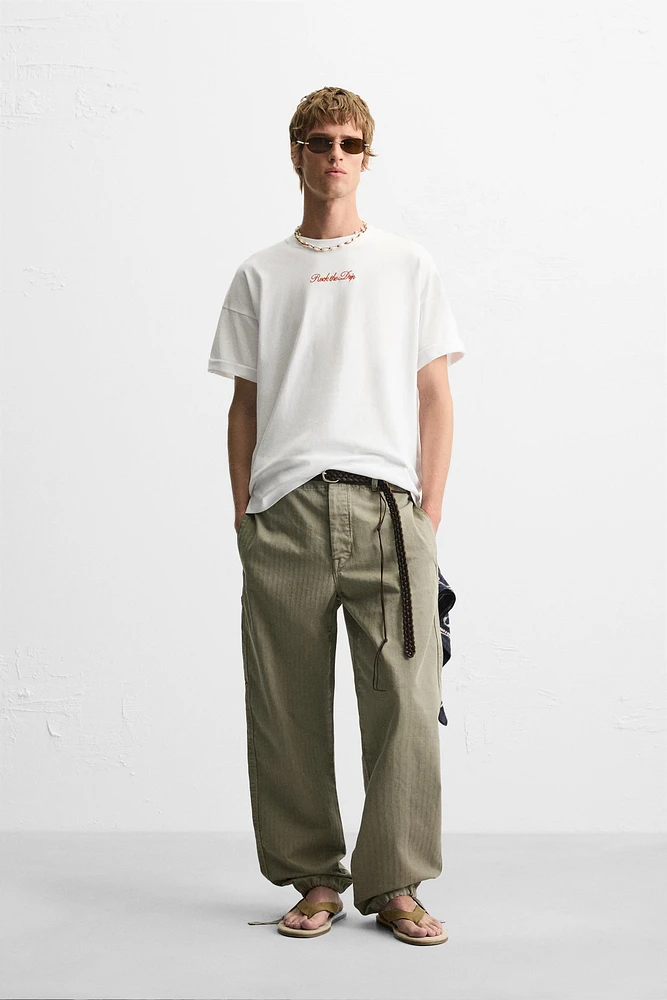 T-SHIRT IMPRIMÉ EN MATIÈRES VARIÉES