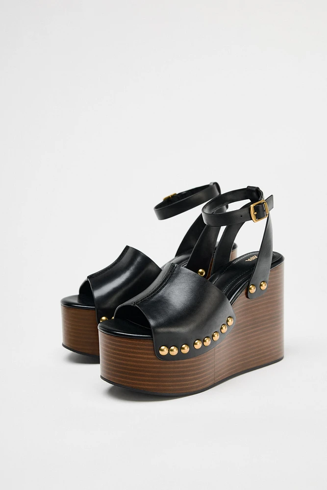 SANDALES COMPENSÉES EN CUIR À CLOUS