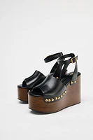 SANDALES COMPENSÉES EN CUIR À CLOUS