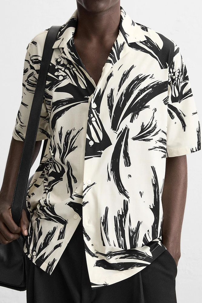CHEMISE ÉLASTIQUE À IMPRIMÉ ABSTRAIT