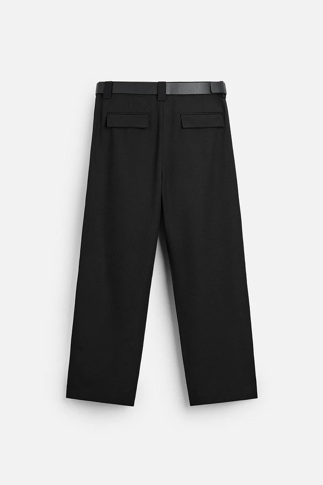 PANTALON À PLIS ET CEINTURE