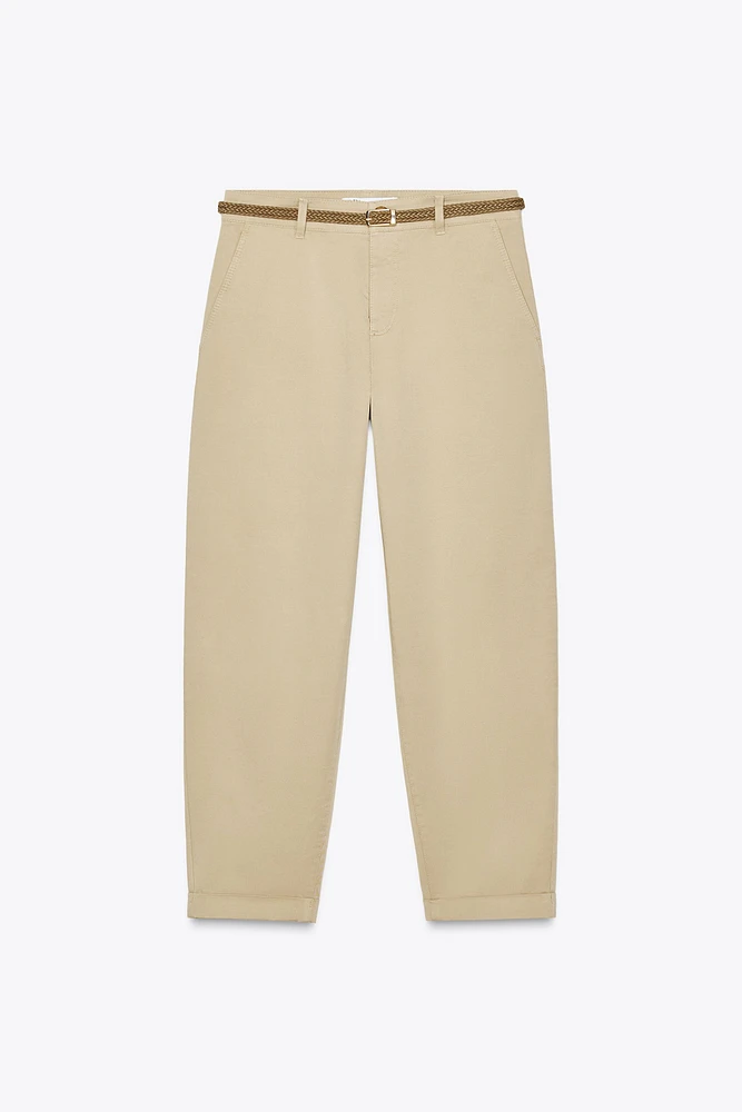 PANTALON CHINO AVEC CEINTURE TRESSÉE