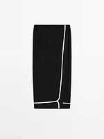 Jupe midi avec broderie contrastante