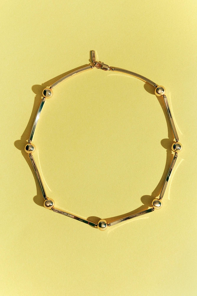 COLLIER AVEC PIÈCES MÉTALLIQUES