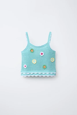 TOP EN MAILLE À FLEURS AU CROCHET