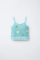 TOP EN MAILLE À FLEURS AU CROCHET