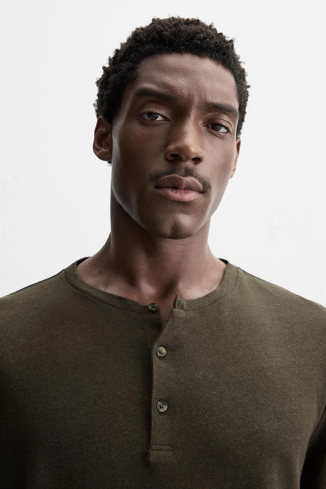 COTTON LINEN BLEND BUTTON NECK T-SHIRT
