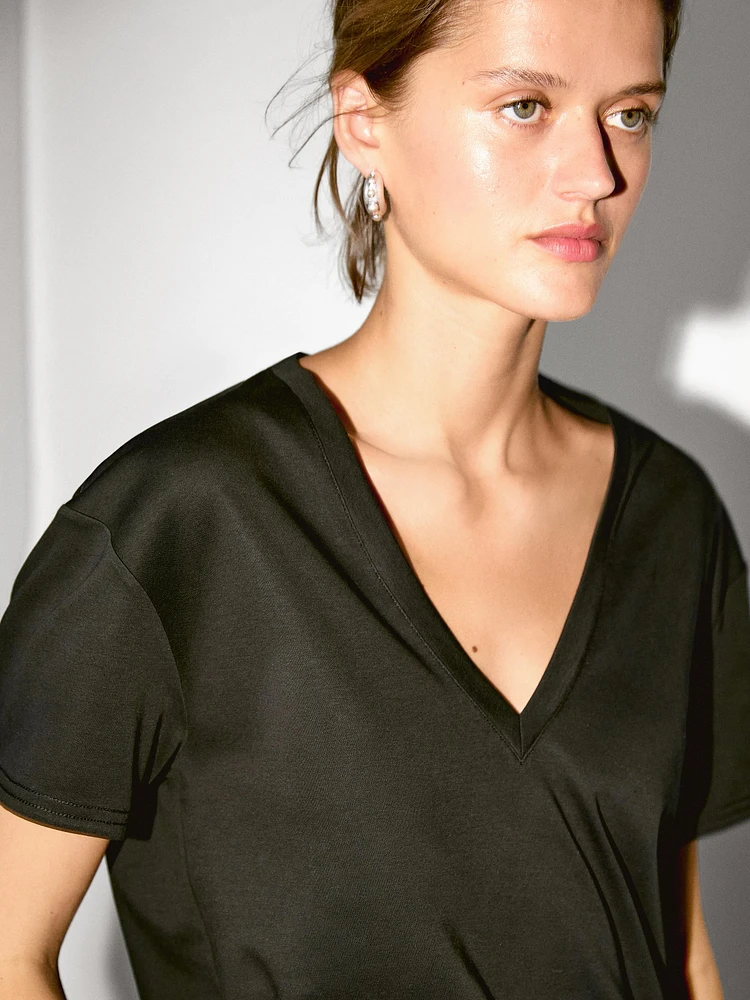 100% cotton V-neck T-shirt
