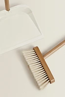 WOODEN DUSTPAN AND BRUSH SET