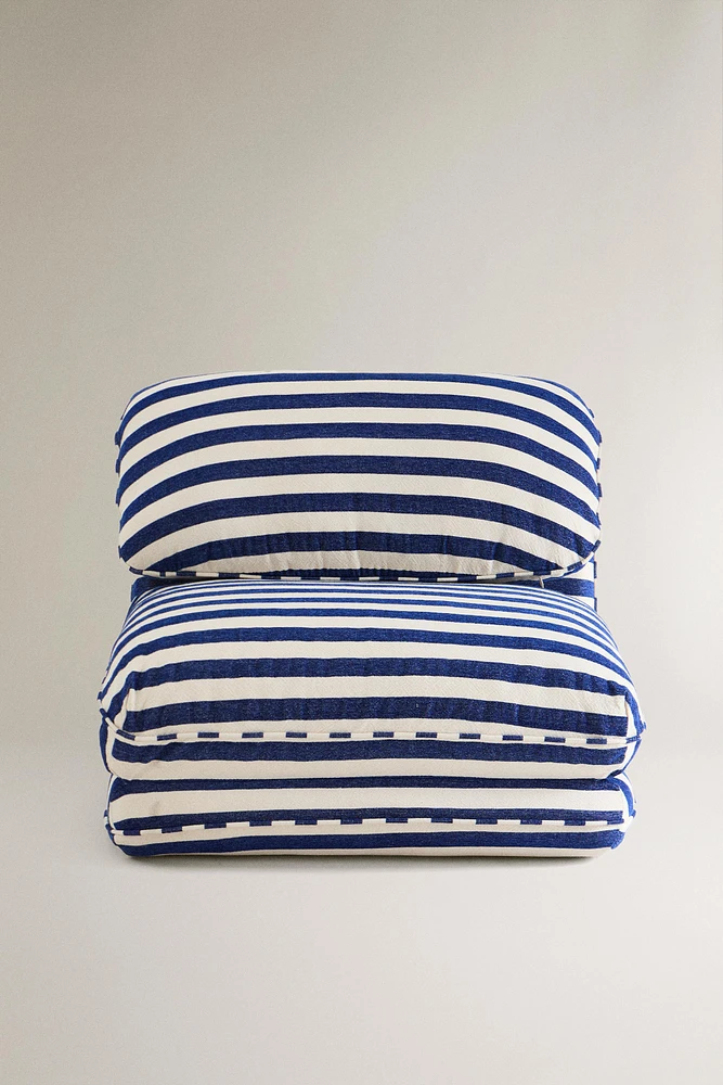 STRIPED FOLDING LOUNGE CHAIR