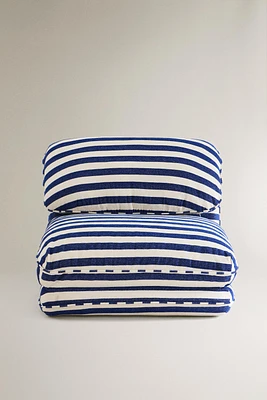 STRIPED FOLDING LOUNGE CHAIR