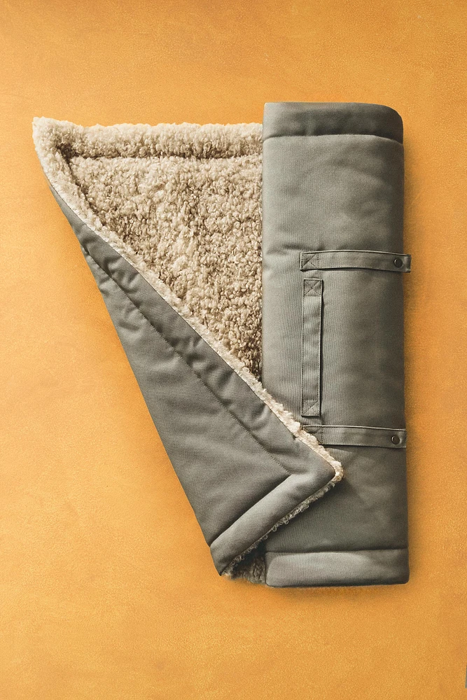 ROLL-UP PET FLOOR BLANKET