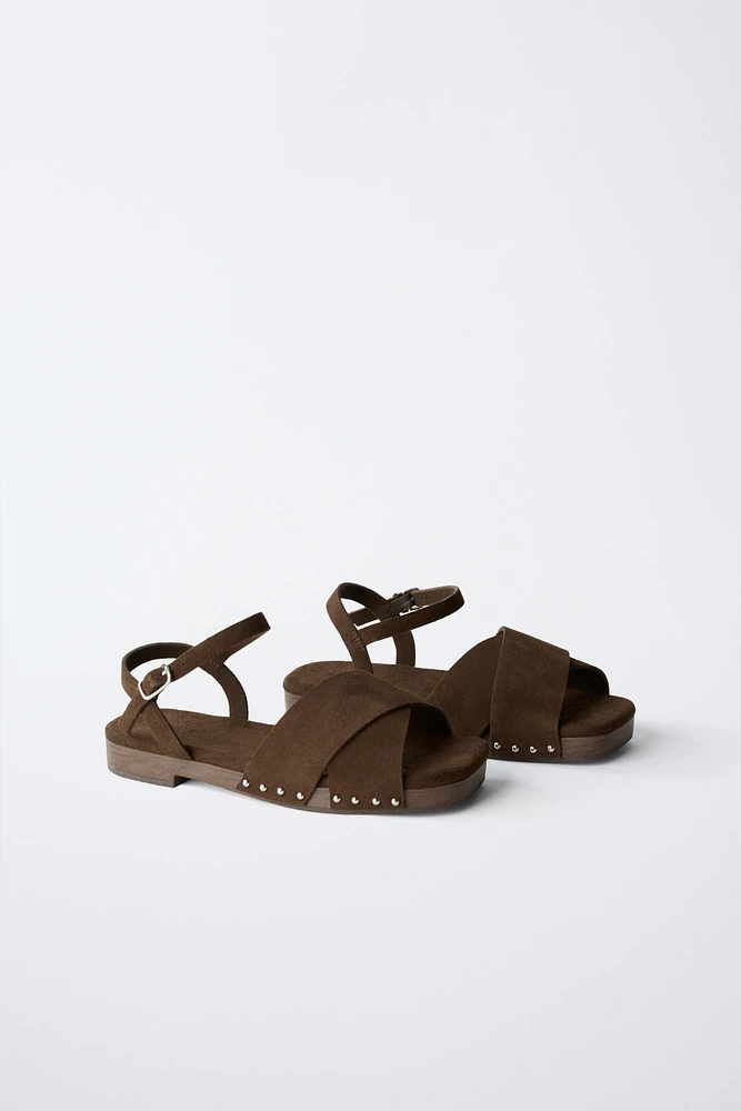 LEATHER CLOGS WITH THIN SOLE
