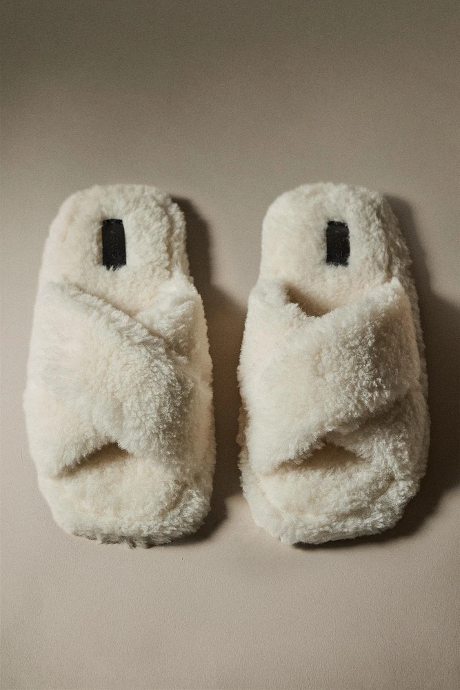 SHEEPSKIN CROSSOVER SLIPPER