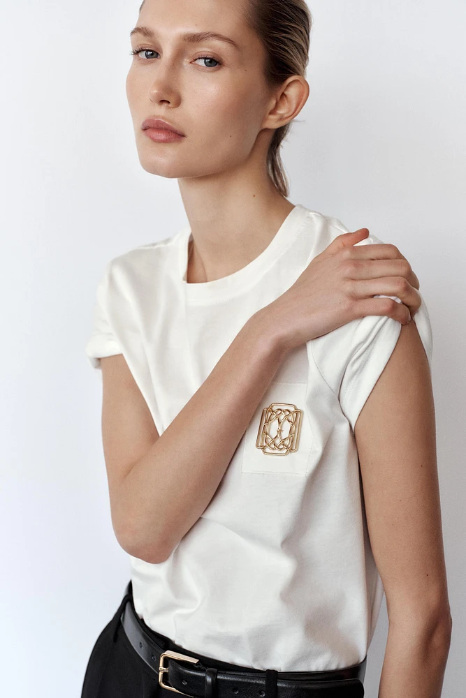 T-SHIRT À FERMOIR