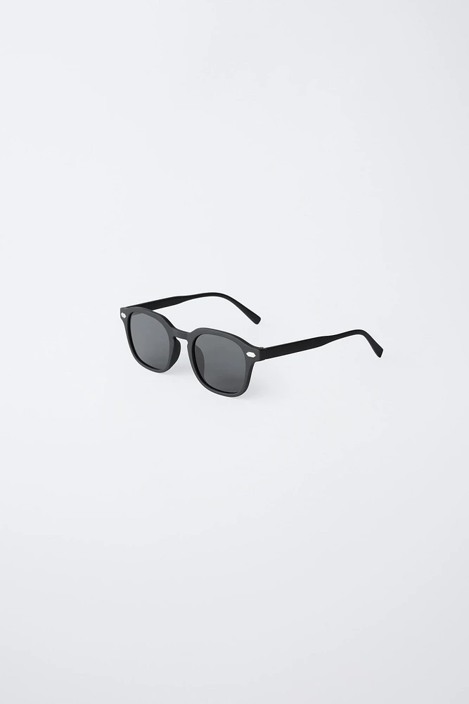 SUNGLASSES WITH RUBBERIZED FINISH