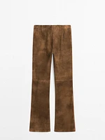 Pantalon flare en cuir finition daim