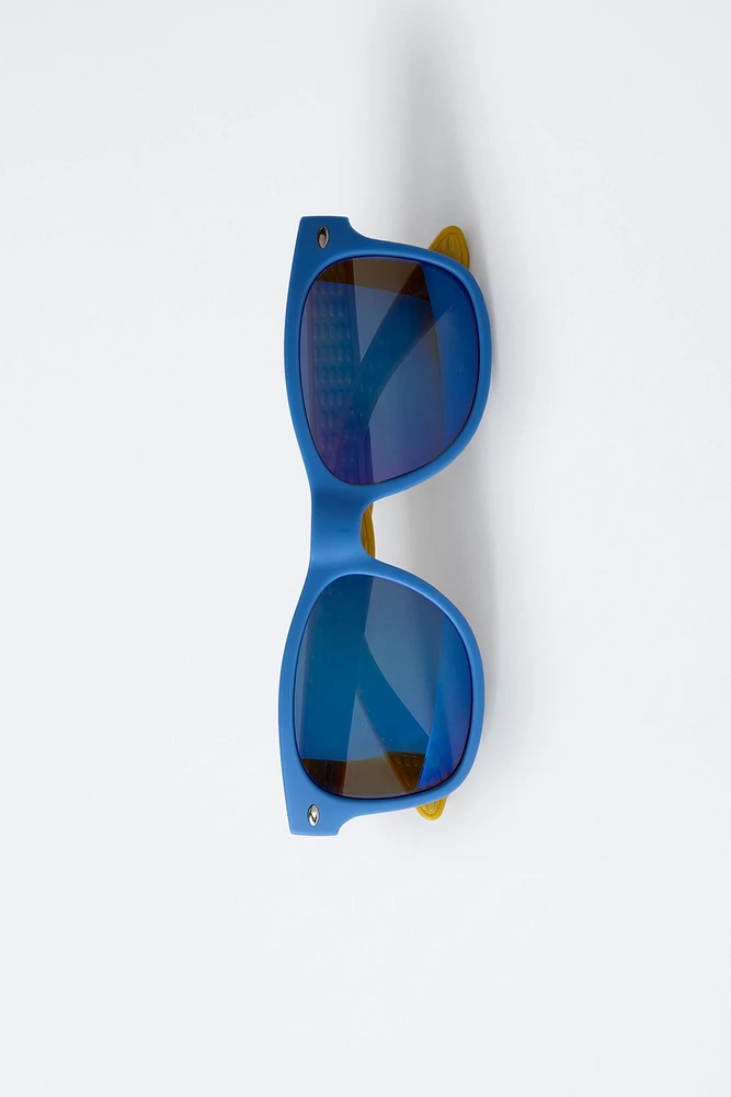 SUNGLASSES WITH NON-SLIP TEMPLES