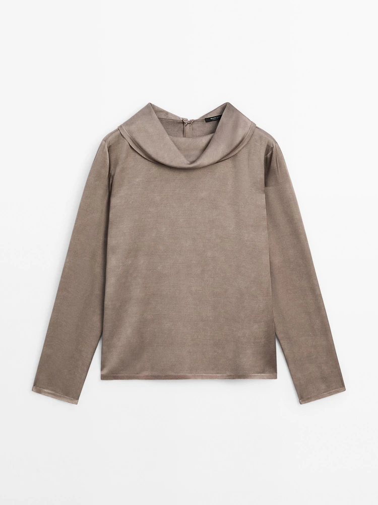 Flowing shirt with draped collar