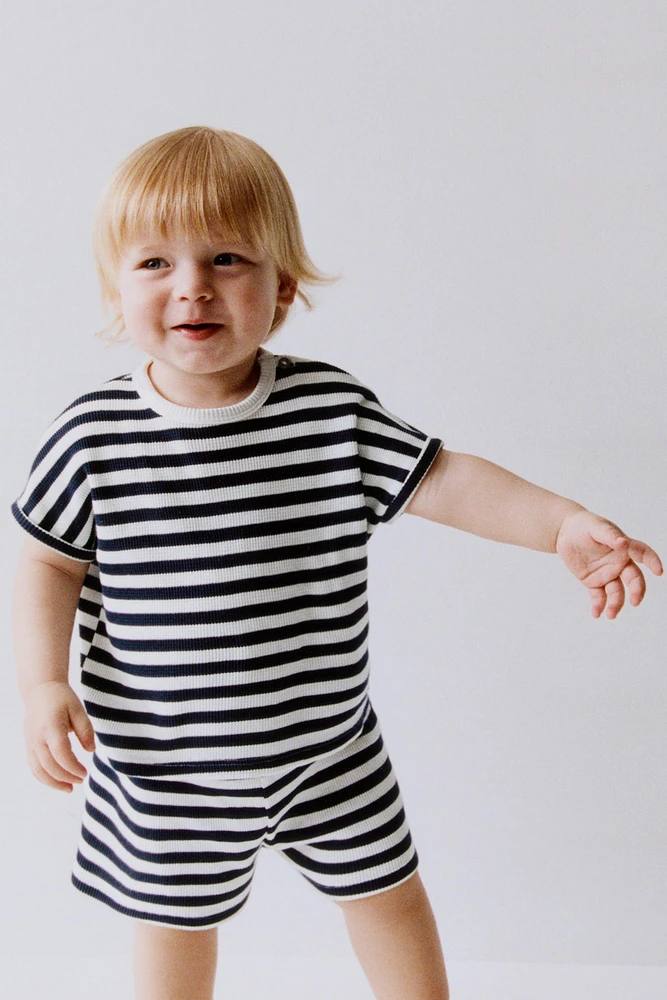 ENSEMBLE T-SHIRT ET BERMUDA GAUFRÉ RAYÉ