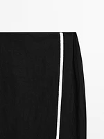 Jupe midi avec broderie contrastante