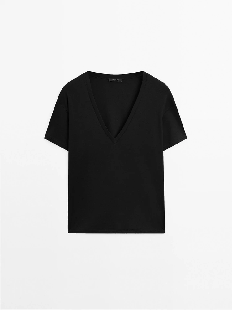 100% cotton V-neck T-shirt