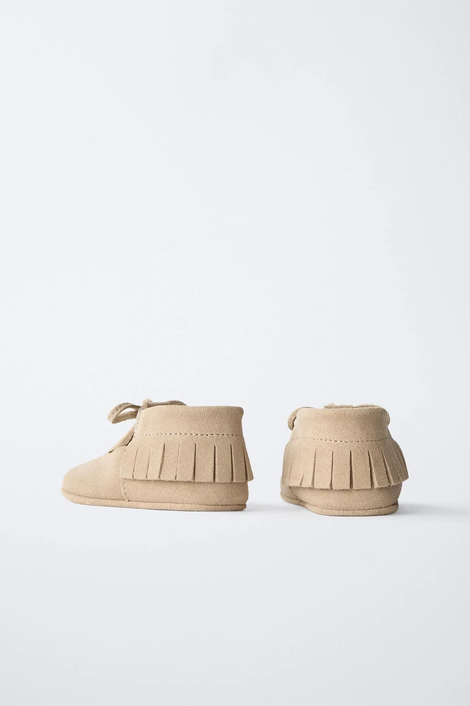 CHAUSSONS À FRANGES EN CUIR