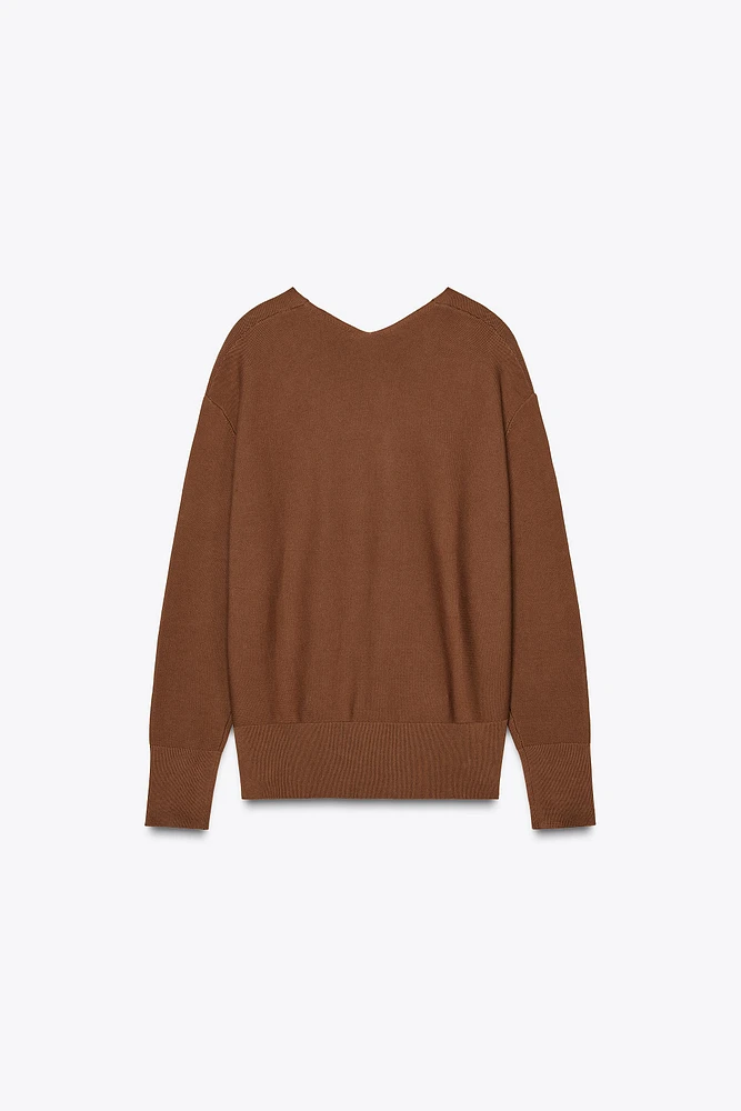 PULL EN MAILLE AVEC DÉCOLLETÉ V