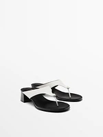 Heeled sandals with toe divider