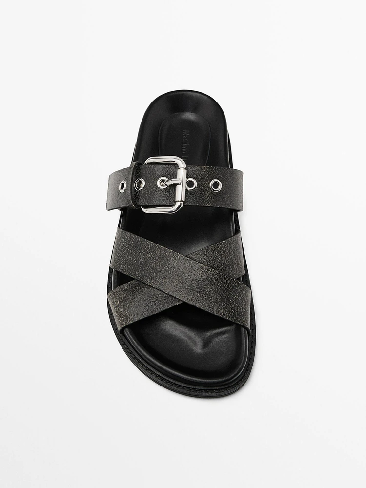 Sandales croisées en cuir craquelé