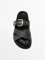 Sandales croisées en cuir craquelé