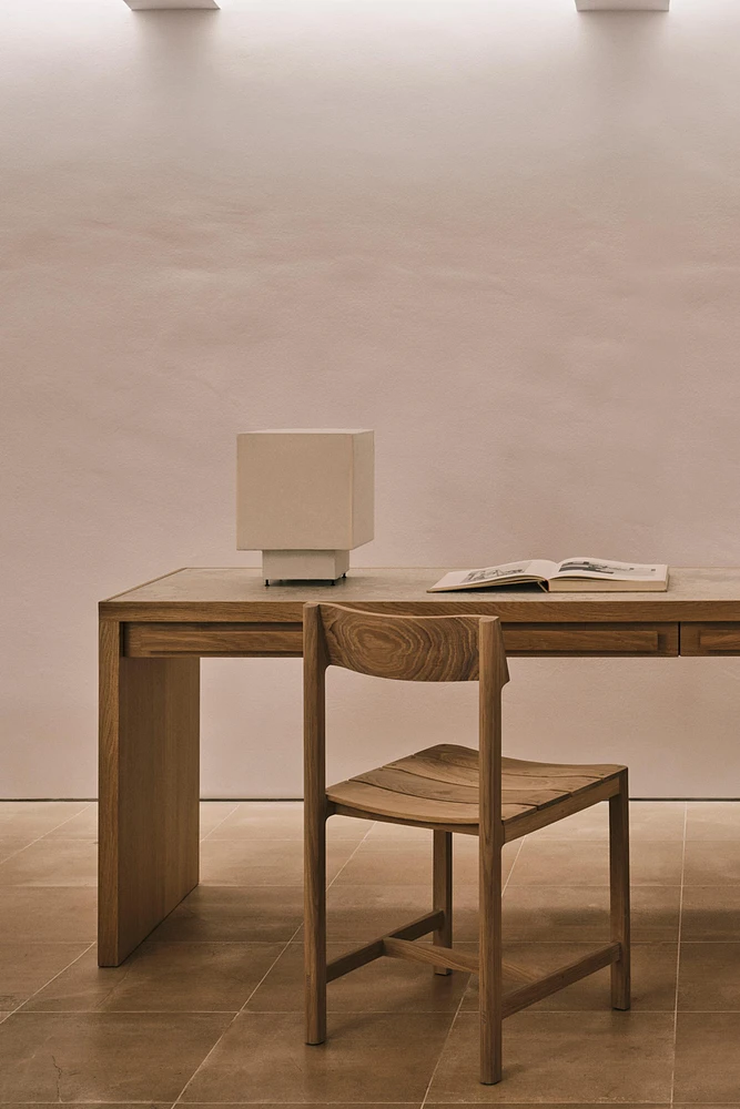 DESK 02