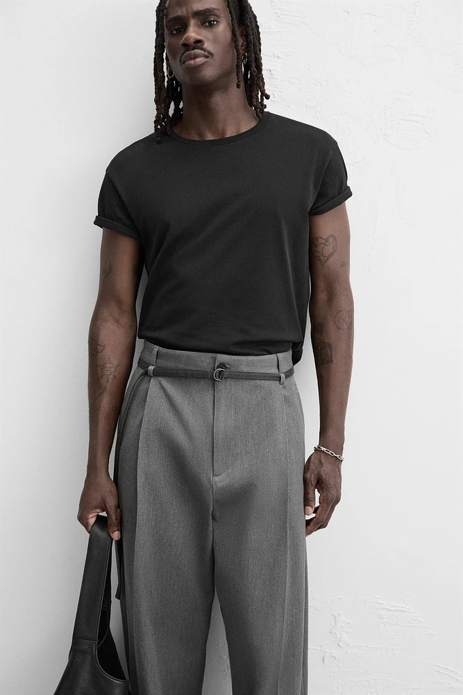 PANTALON À PLIS AVEC CEINTURE