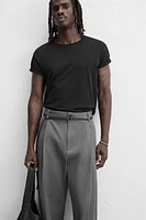 PANTALON À PLIS AVEC CEINTURE