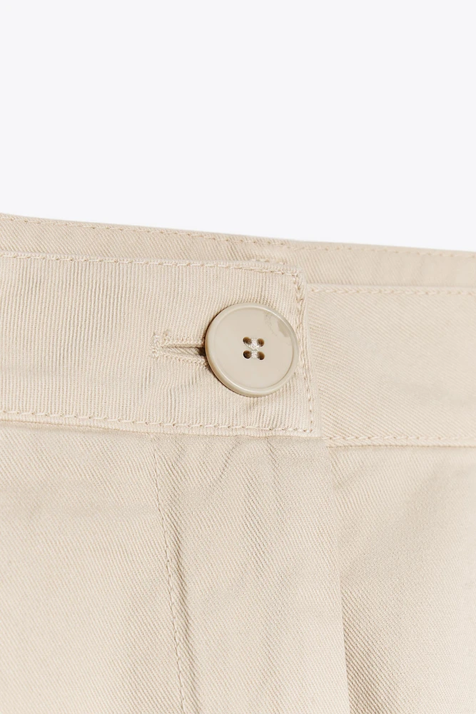 PANTALON CHINO À PINCES