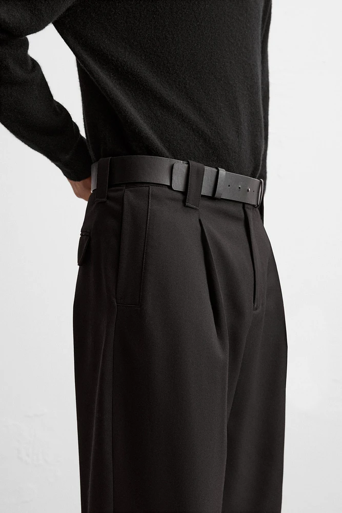 PANTALON À PLIS ET CEINTURE