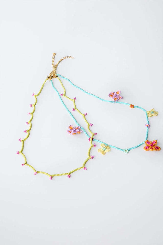 LOT DE DEUX COLLIERS FANTAISIE FLEURS
