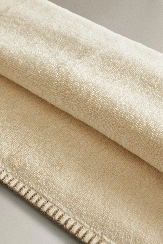 SERVIETTE DE BAIN SURPIQÛRE CONTRASTANTE