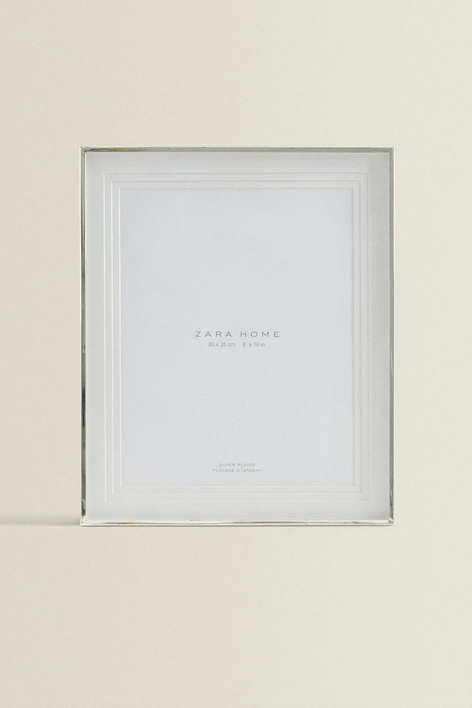 METAL PICTURE FRAME WITH A TIERED PASSE-PARTOUT