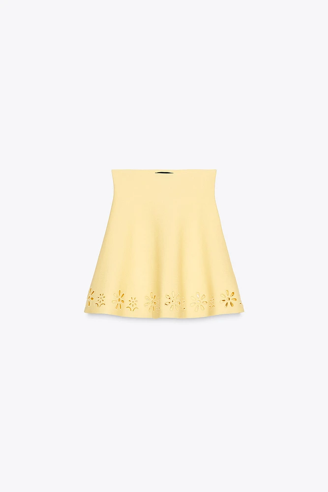 MINI-JUPE EN MAILLE BRODÉE AJOURÉE