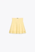 MINI-JUPE EN MAILLE BRODÉE AJOURÉE