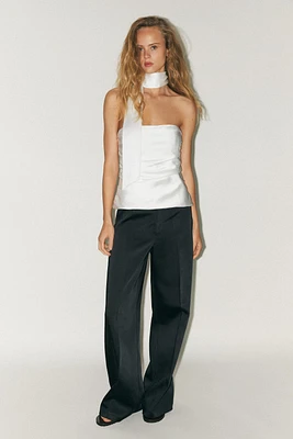 TOP SATINÉ DRAPÉ AVEC FOULARD