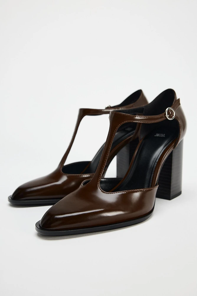 HEELED PUMP WITH STRAP