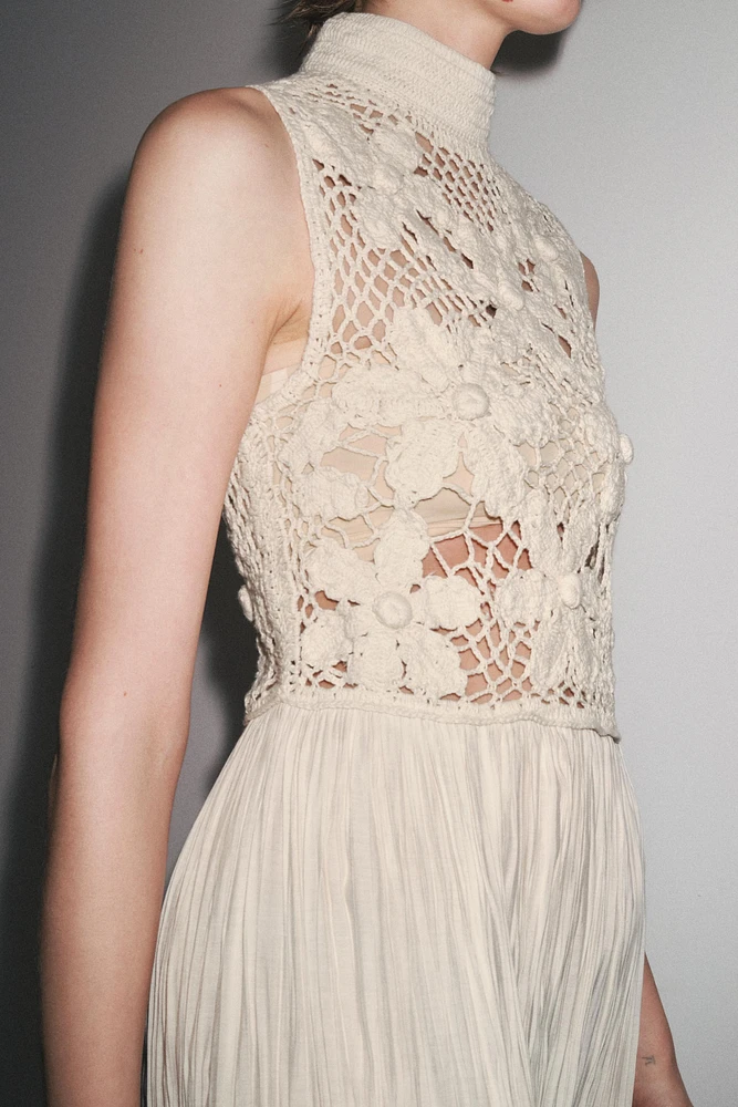ROBE EN MATIÈRES VARIÉES BRODERIES FLEURS